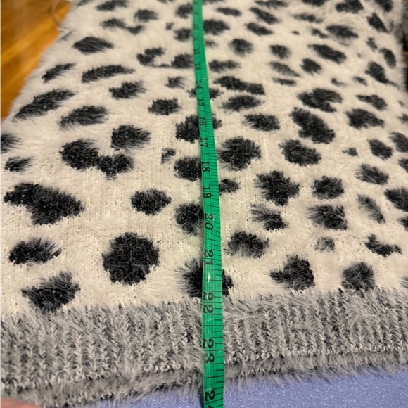 Andthewhy Black and White Spotted Oversized Sweater - Picture 5 of 6